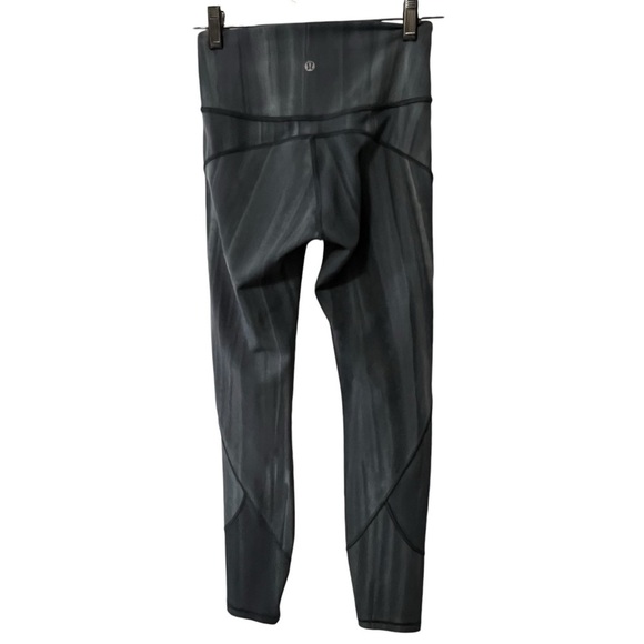 Lululemon In Movement Tight 25" *Everlux
Linear Spray Dye White Deep Ocean 4 - Picture 6 of 15